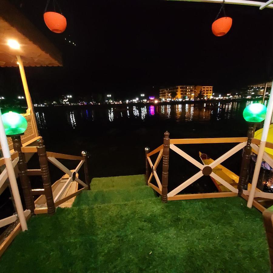 Tashkand Houseboat Srīnagar Extérieur photo