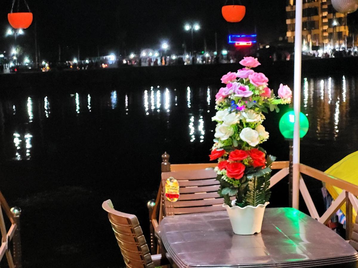 Tashkand Houseboat Srīnagar Extérieur photo