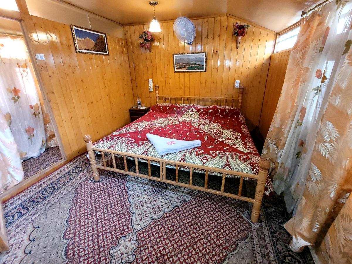 Tashkand Houseboat Srīnagar Extérieur photo