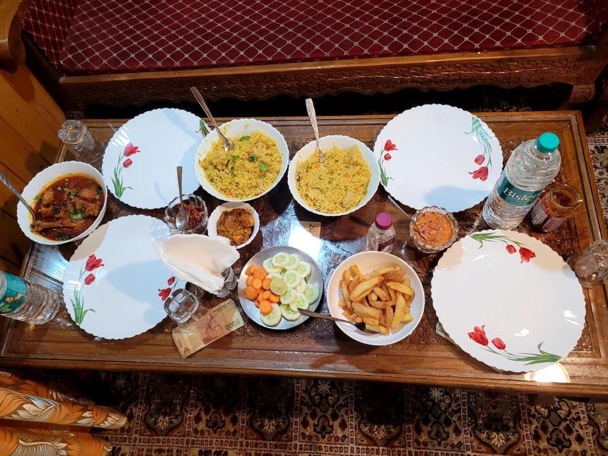 Tashkand Houseboat Srīnagar Extérieur photo