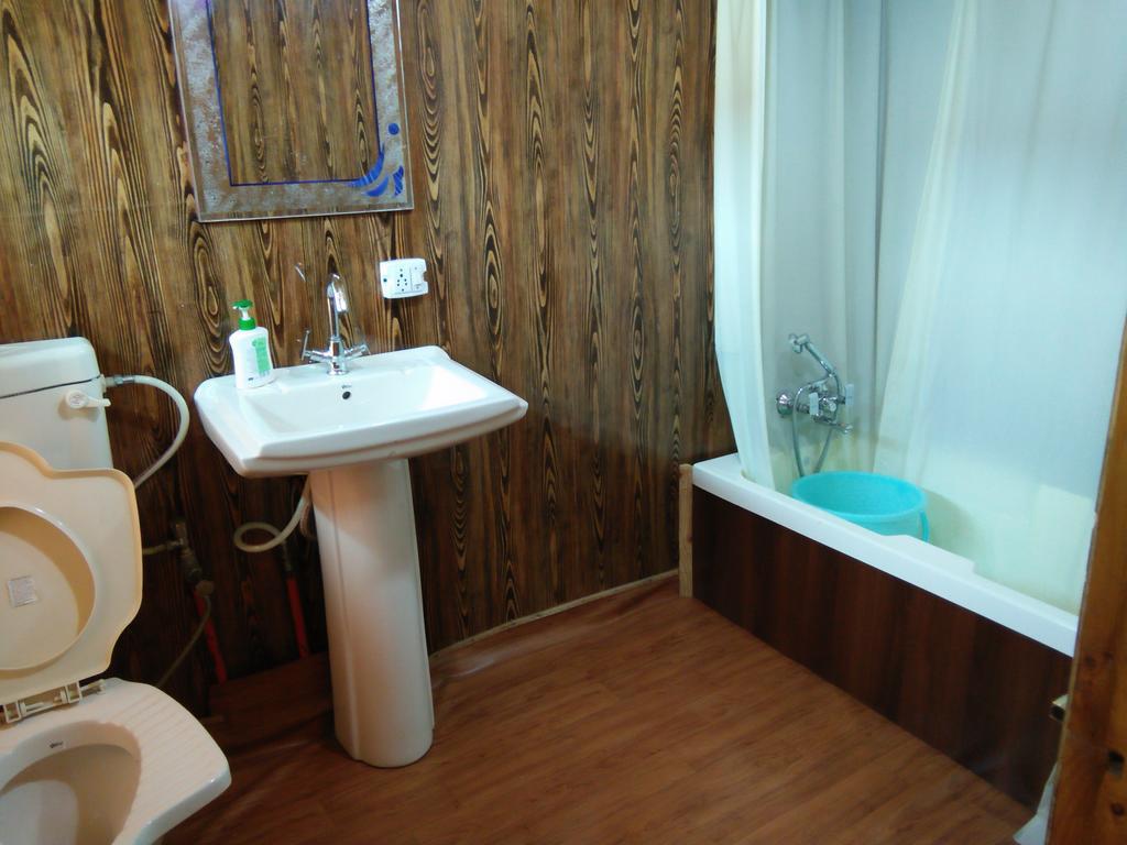 Tashkand Houseboat Srīnagar Extérieur photo